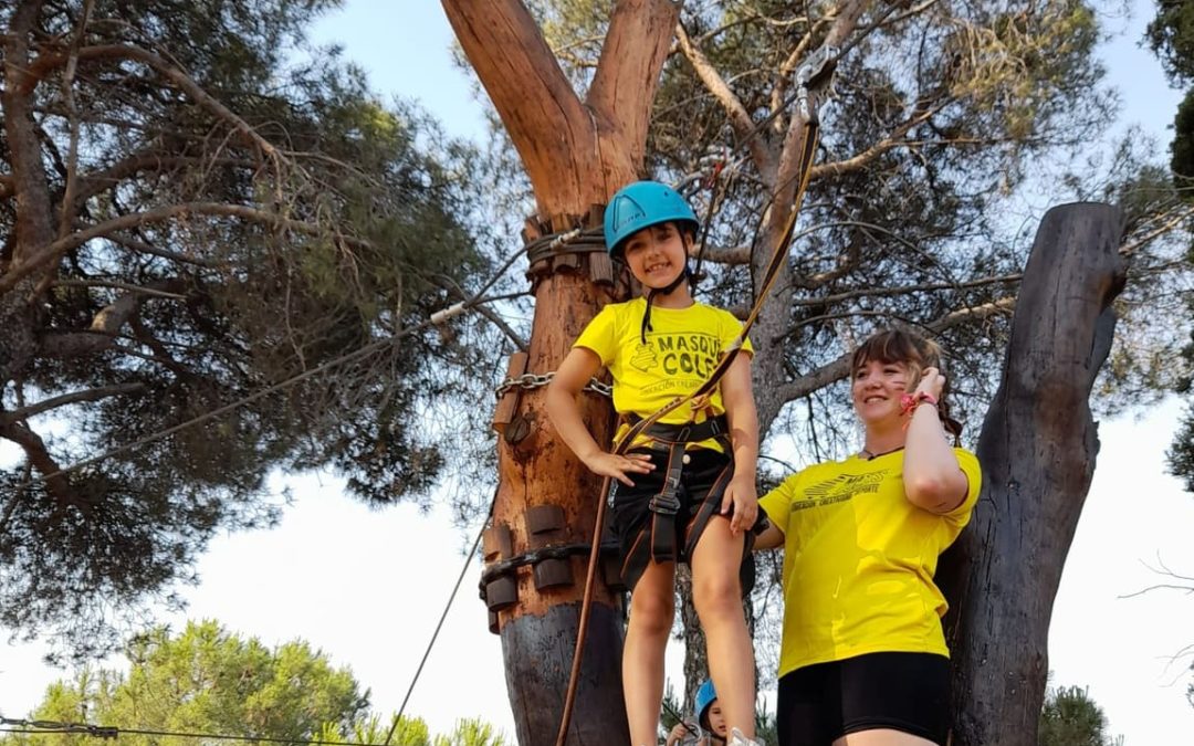¿En qué consiste un campamento multiaventura?